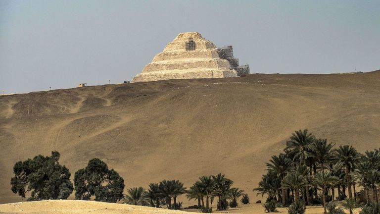 La nécropole a été découverte près de Saqqarah, à 30 km au sud du Caire.
