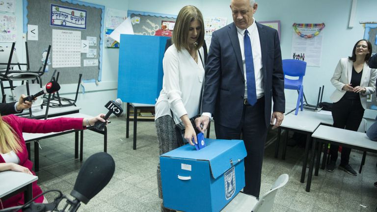 Benny Gantz, le dirigeant bleu et blanc et son épouse Revital ont voté