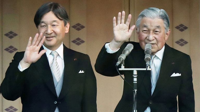 Le prince héritier japonais Naruhito (à gauche) et son père, l’empereur Akihito, saluent la foule à Tokyo