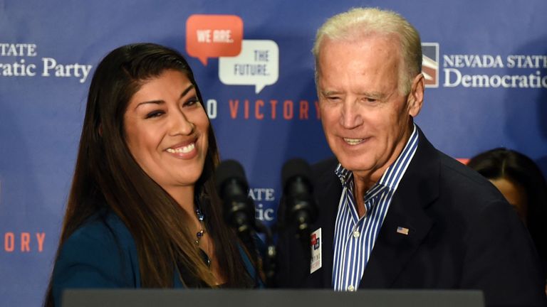 La candidate démocrate au poste de lieutenant-gouverneur et actuelle membre de l'Assemblée du Nevada, Lucy Flores (Las Vegas) (à gauche), présente le vice-président américain Joe Biden lors d'une manifestation organisée dans une salle syndicale le 1er novembre 2014 à Las Vegas (Nevada).