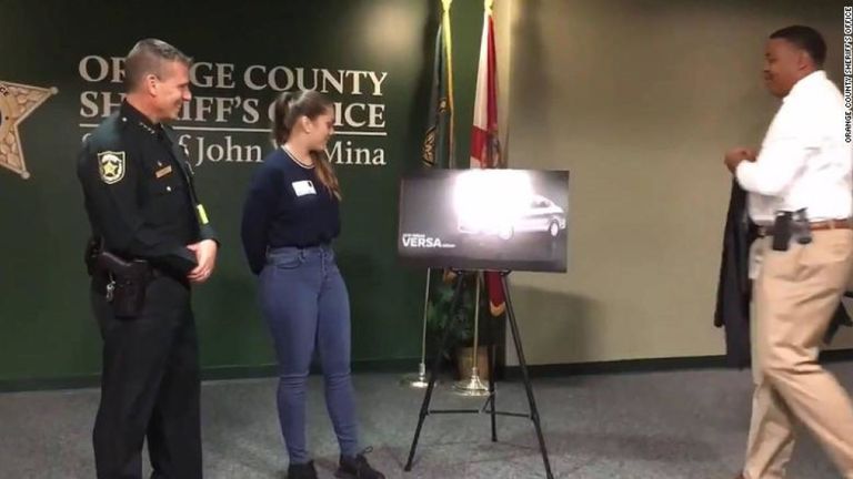 Des officiers dévoilent une photo d'une Nissan Versa à Samantha Rodriguez