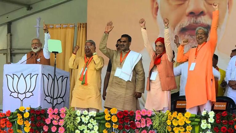 Narendra Modi s'adresse à une foule lors d'un rassemblement électoral