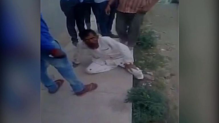 Pehlu Khan battu par des miliciens hindous
