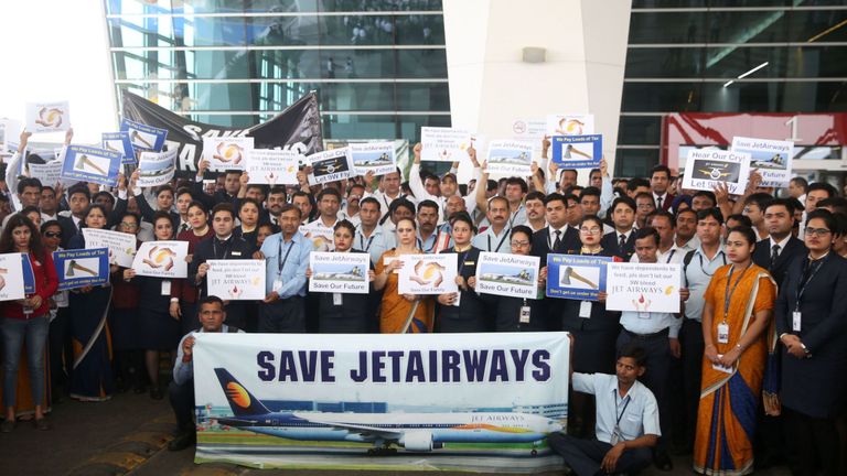 Des employés de Jet Airways tiennent des pancartes alors qu'ils se rassemblent pour une marche silencieuse au terminal 3 de l'aéroport international Indira Gandhi, à New Delhi, le 13 avril 2019