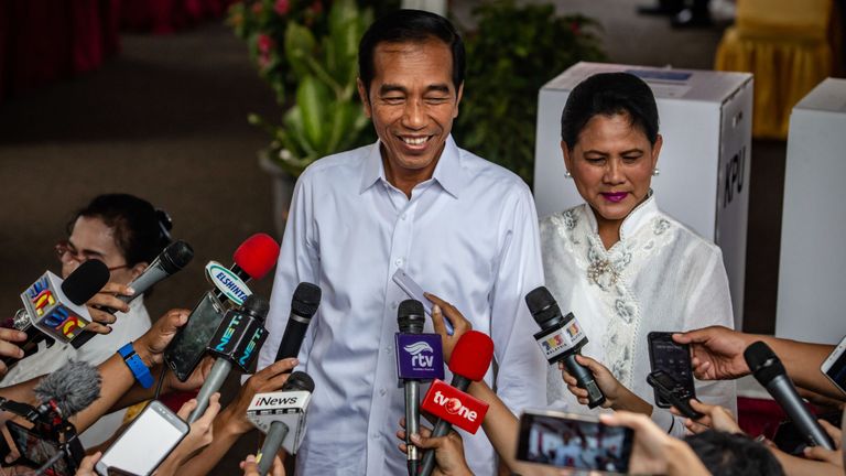 Le président indonésien Joko Widodo et son épouse Iriana s'entretiennent avec des journalistes après son vote