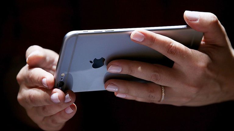 CUPERTINO, CA - 09 SEPTEMBRE: un membre des médias inspecte le nouvel iPhone 6 lors d'un événement spécial Apple organisé au Centre Flint pour les arts de la scène le 9 septembre 2014 à Cupertino, en Californie. Apple a annoncé le nouvel iPhone 6 et Apple Watch. (Photo par Justin Sullivan / Getty Images)