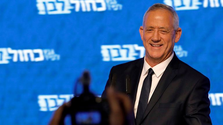 Benny Gantz, président du parti bleu et blanc, sourit en prononçant un discours à la suite de l'annonce de la sortie des bureaux de vote aux élections législatives israéliennes.