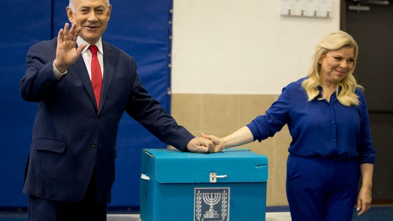 Le Premier ministre israélien Benjamin Netanyahu (à gauche) et sa femme Sara ont voté