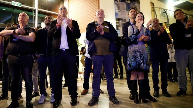 Les gens réagissent lorsqu'ils observent le vaisseau spatial israélien atterrir sur la lune à Yehud, en Israël
