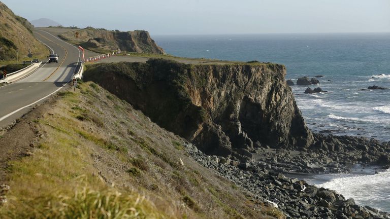 Le lieu où le VUS de Jennifer et Sarah Hart a été retrouvé près de la route de la côte du Pacifique