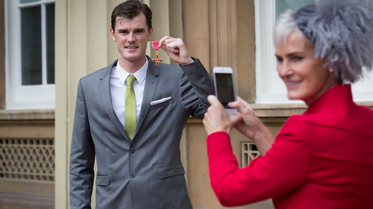 Judy Murray et son fils Jamie Murray après avoir reçu son OBE en 2016