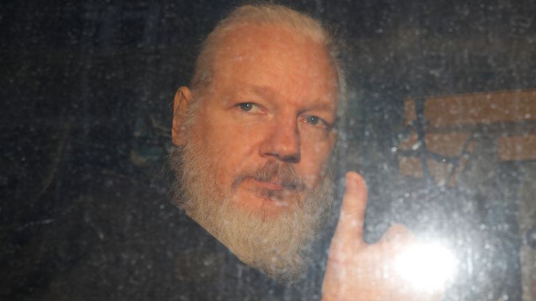 Julian Assange après avoir été arrêté par la police britannique devant le tribunal d'instance de Westminster