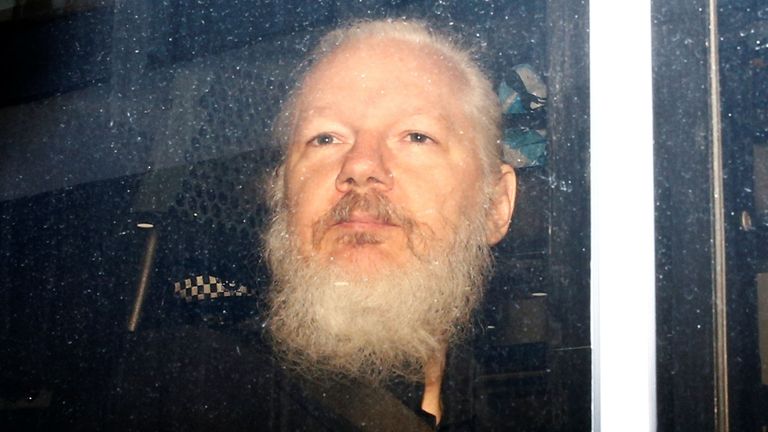 Le fondateur de WikiLeaks, Julian Assange, dans un fourgon de police