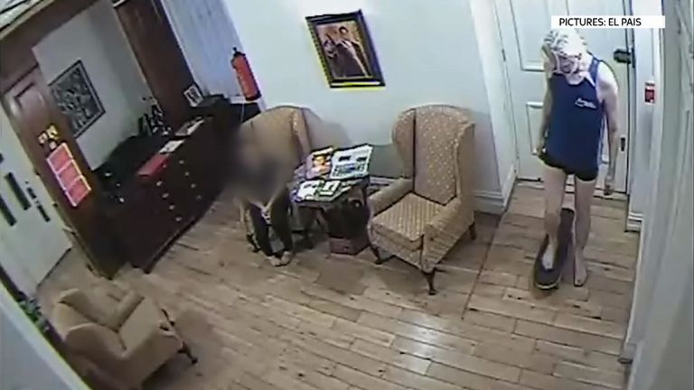 La vidéo montre Julian Assange en train de faire de la planche à roulettes à l'ambassade. Pic: El Pais