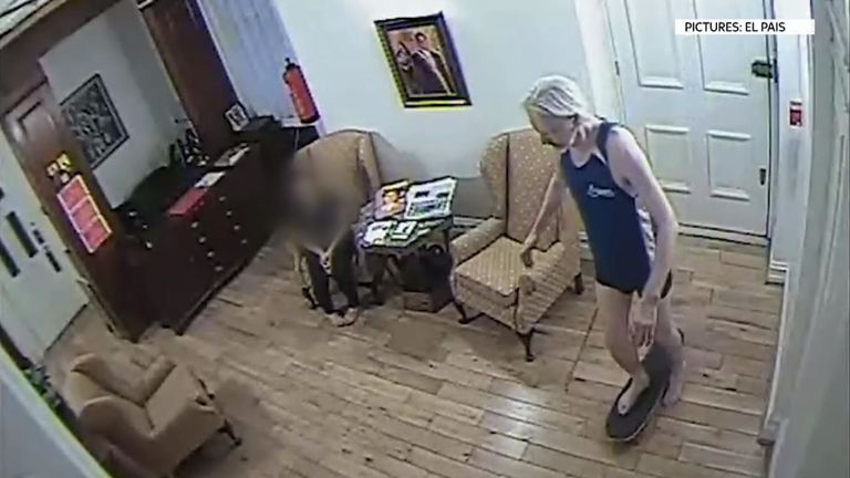 La vidéo montre Julian Assange en train de faire de la planche à roulettes à l'ambassade. Pic: El Pais