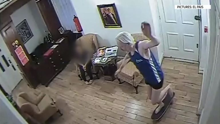 La vidéo montre Julian Assange en train de faire de la planche à roulettes à l'ambassade. Pic: El Pais