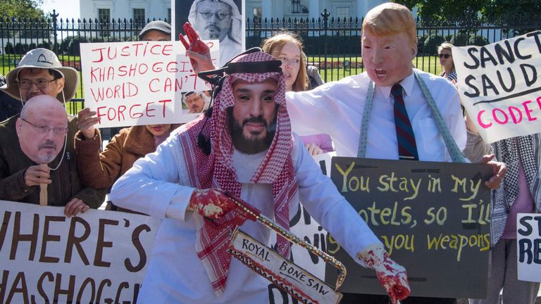 Des manifestants déguisés en prince héritier saoudien Mohammed bin Salman et le président américain Donald Trump (C) manifestent devant la Maison Blanche à Washington, le 19 octobre 2018, pour demander que justice soit rendue pour le journaliste saoudien disparu, Jamal Khashoggi.
