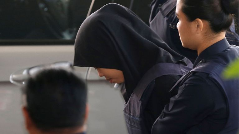 L’indonésien Siti Aisyah, qui est jugé pour l’assassinat de Kim Jong Nam, demi-frère du leader nord-coréen, arrive à la Haute Cour du Shah Alam, dans la banlieue de Kuala Lumpur, en Malaisie, le 11 mars 2019. REUTERS / Lai Seng Sin