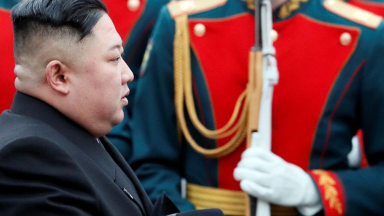 Le dirigeant nord-coréen Kim Jong Un arrive à la gare de la ville russe de Vladivostok, dans l'est de la Russie, le 24 avril