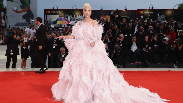 avance sur le tapis rouge devant le groupe "Une étoile est née". projection lors de la 75ème Mostra de Venise à Sala Grande le 31 août 2018 à Venise, Italie.