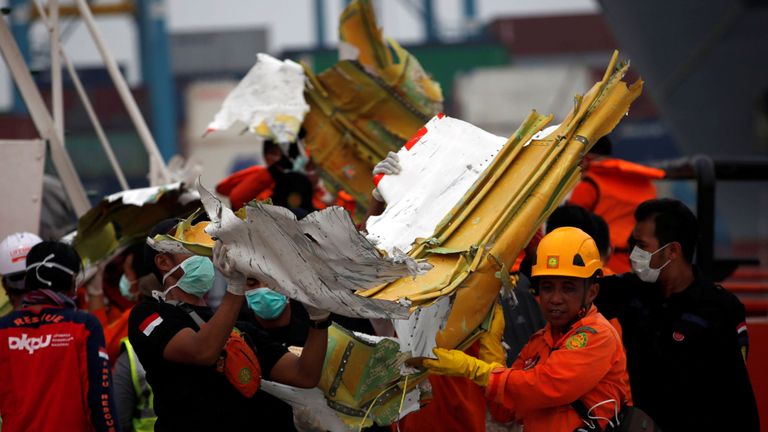 Les membres de l'équipe de secours transportent les débris du vol JT610 du Lion Air qui s'est écrasé