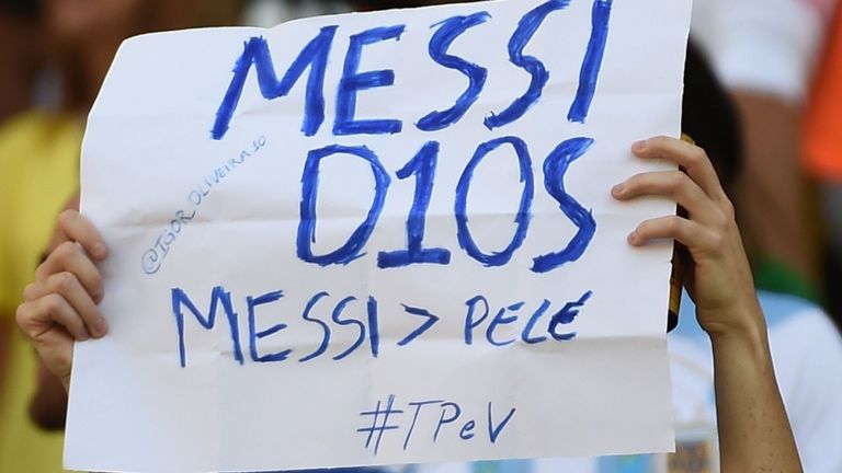 Un supporter argentin brandit une bannière en espagnol: "Messi, Dieu" à la coupe du monde 204