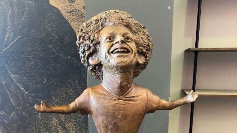 La statue représente Mo Salah avec les bras tendus