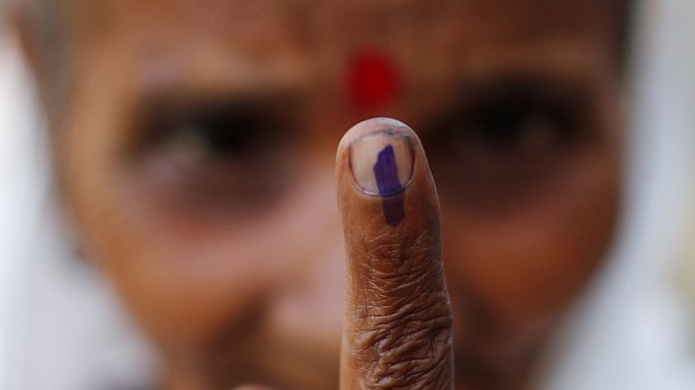 Une femme montre son doigt marqué à l'encre après avoir voté dans un bureau de vote à Majuli, une grande île au bord du fleuve Brahmapoutre, dans l'État d'Assam, dans le nord-est de l'Inde, 11 avril 2019