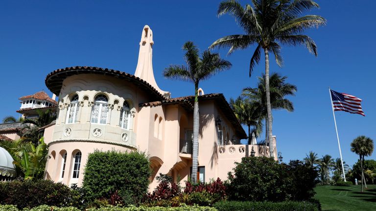 La femme a été accusée d’être entrée illégalement dans la station balnéaire Mar-a-Lago de Donald Trump