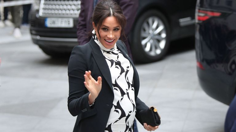 La duchesse de Sussex part après une table ronde convoquée par le Commonwealth Trust de la Reine pour marquer la Journée internationale de la femme