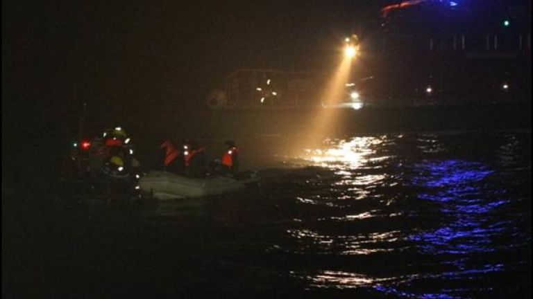 Les migrants ont été interceptés à 12 milles à l'ouest de Boulogne. Pic: Préfet Maritime Manche