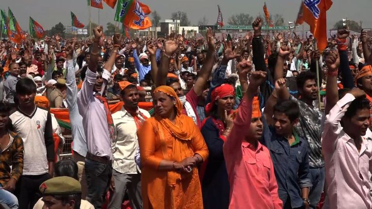 Les partisans de Narendra Modi écoutent l'un de ses rassemblements électoraux