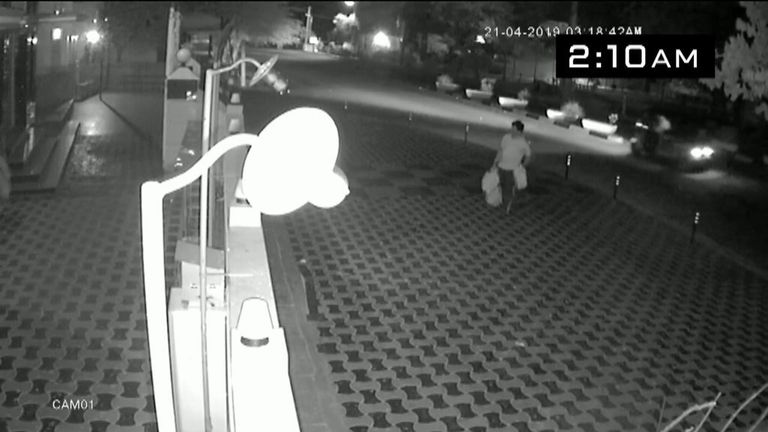 Mohammed Nasar Mohammed Azar arrivant à une mosquée de Batticaloa