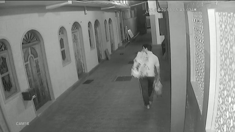 Mohammed Azar à l'intérieur de la mosquée Jami Us-Salam à Batticaloa