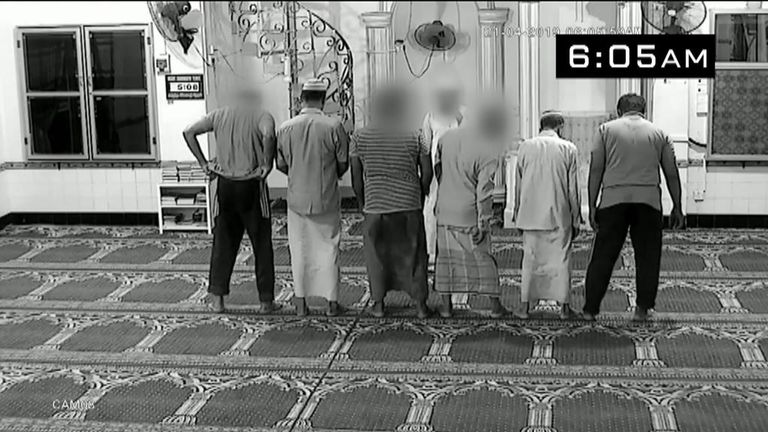 Mohammed Azar - à l'extrême droite - se joint aux autres pour prier