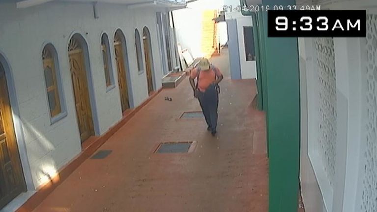 Mohammed Azar quitte la mosquée en route pour mener son attaque