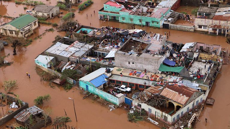 Des résidents se tiennent sur les toits d'une zone inondée de Buzi, dans le centre du Mozambique