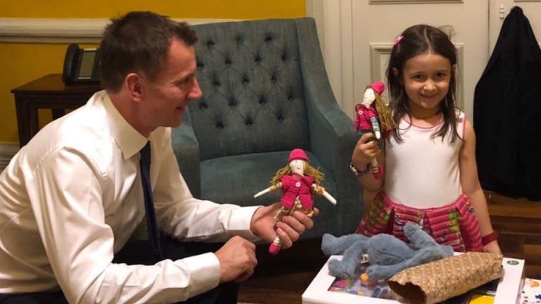 Le ministre des Affaires étrangères, Jeremy Hunt, rencontre Gabriella, fille de Nazanin Zaghari-Ratcliffe, un Britannique, un Iranien emprisonné. Il a apporté des cadeaux pour les deux. Nazanin a créé des poupées pour la fille de Gabriella et Hunt.

CRÉDIT - Pic: @FreeNazanin