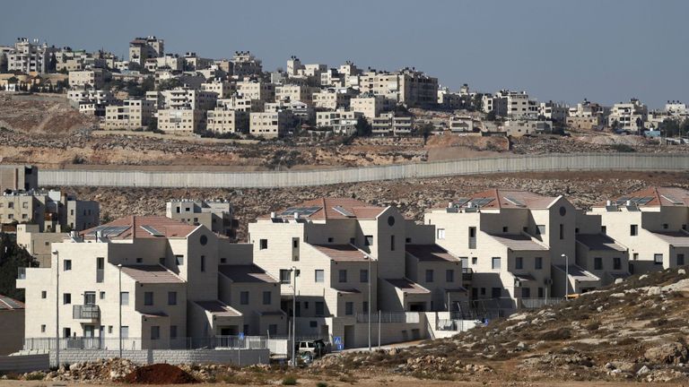 Une photo prise le 27 septembre 2018 montre la barrière controversée d'Israël séparant la colonie juive de Neve Yaakov (au premier plan) dans la partie nord de Jérusalem-Est et le quartier palestinien d'al-Ram (en arrière-plan) en Cisjordanie