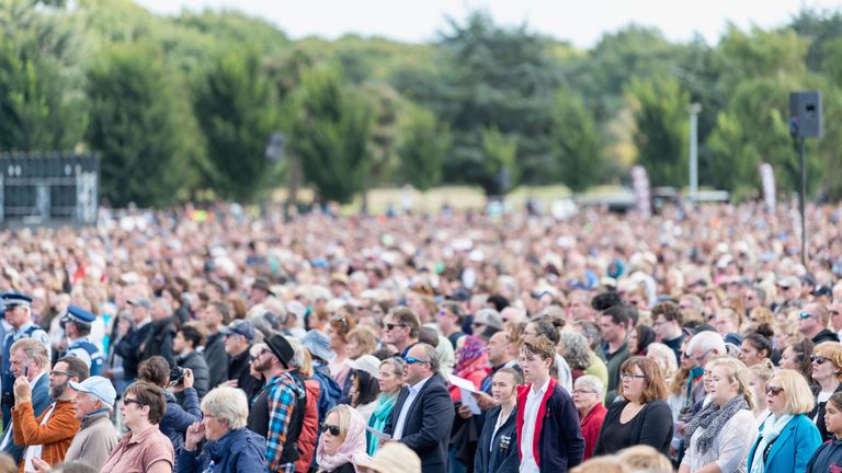 On estime que 20 000 personnes ont assisté au service à Christchurch