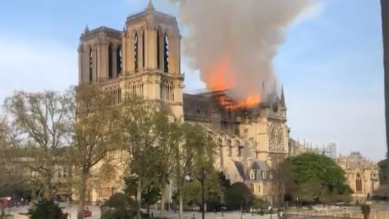La cathédrale Notre-Dame est en feu. Pic: Twitter / Shiv Malik