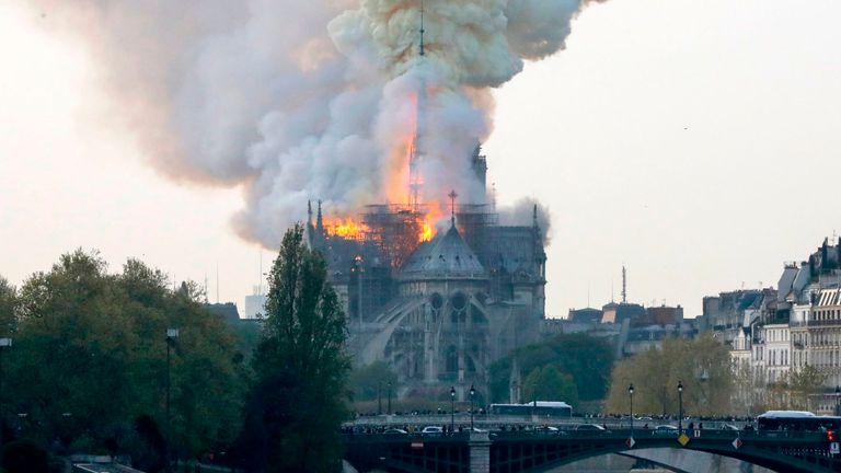 D'épais panaches de fumée ont été vus dans le ciel parisien