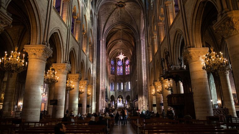 Une image d'archive de l'intérieur de l'emblématique cathédrale Notre-Dame, prise avant l'incendie