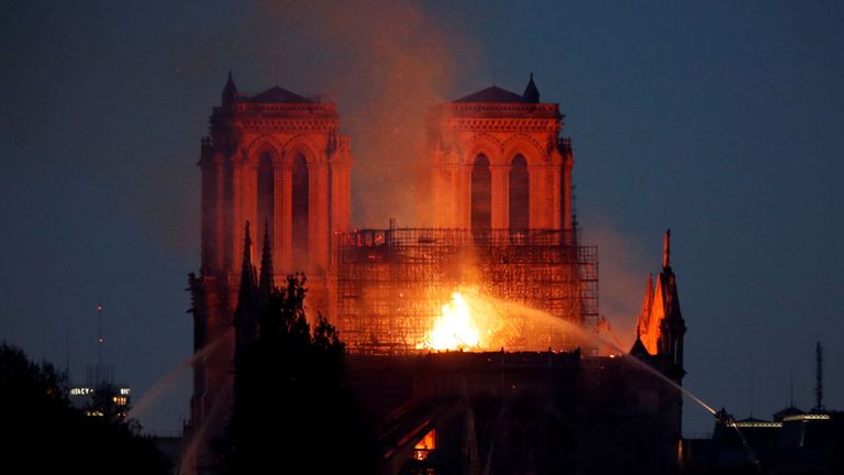 Le toit de la cathédrale Notre-Dame s’est effondré après un incendie dévastateur.