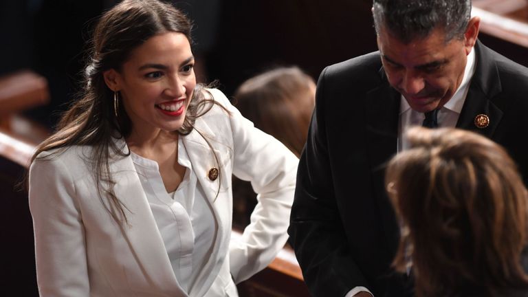 Rep. Alexandria Ocasio-Cortez, D-NY, discute avec d'autres représentants avant la cérémonie