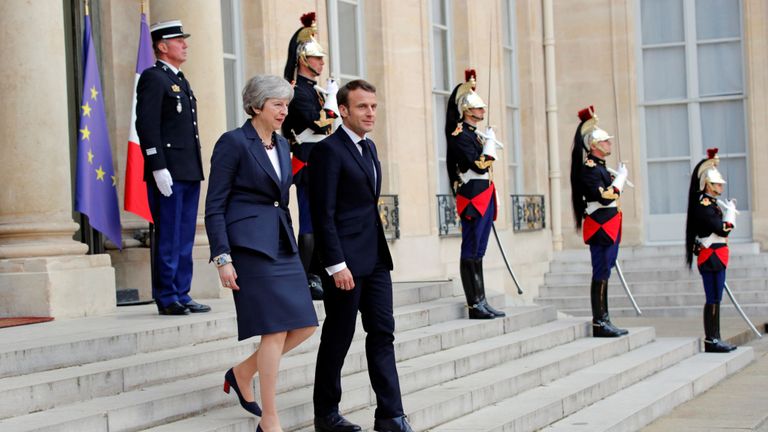 Theresa May quitte sa rencontre avec Emmanuel Macron à Paris