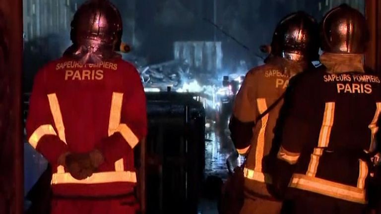 Les échanges de tirs se déroulent au-dessus de la cathédrale après l'extinction de l'incendie.