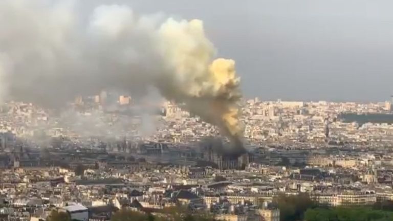 La cathédrale Notre-Dame est en feu. Pic: Twitter / trafalghar