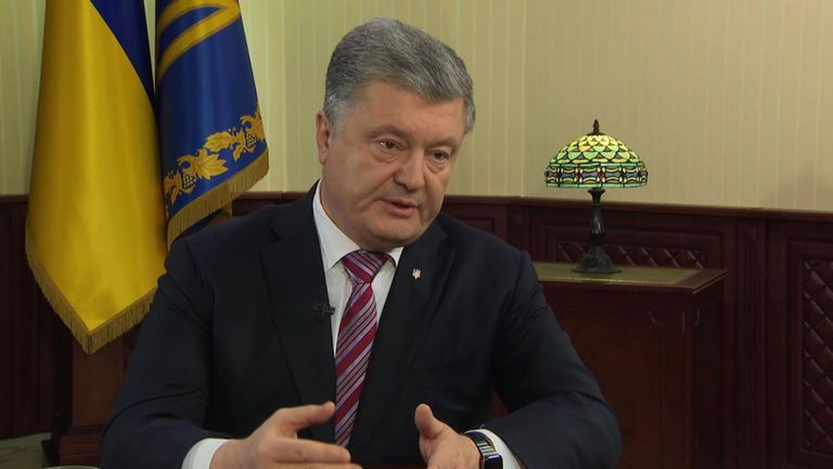 Porochenko a montré des documents de Sky News montrant des tanks en masse à la frontière