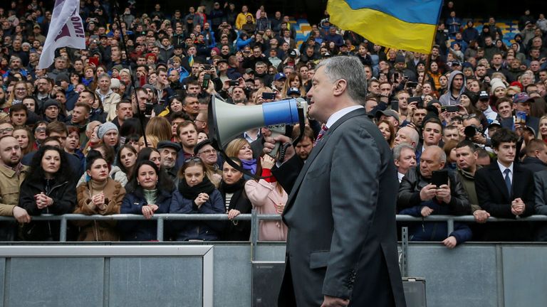M. Porochenko, parle à la foule après une tentative infructueuse de débat